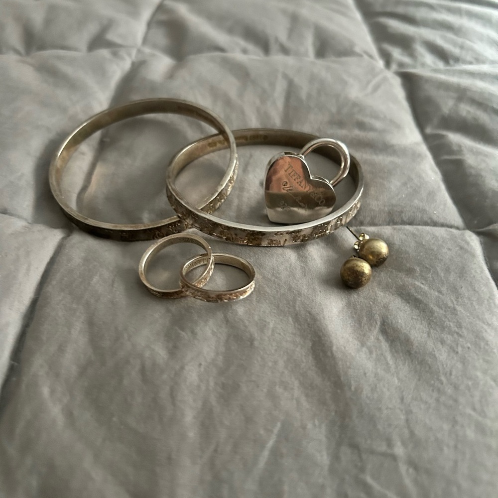 Beautiful Jewelry used but excellent condition needs to be polished